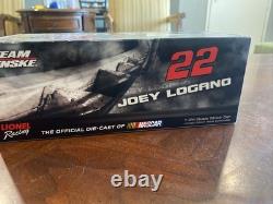 Joey Logano #22 Shell-PennzoilNASCAR 2015 Lionel Racing 124 Diecast Ford Fusion