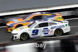2024 Chase Elliott The Clash Napa Pièce de tôle utilisée en course signée 8x8 (1A)