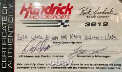 2024 Chase Elliott The Clash Napa Pièce de tôle utilisée en course signée 8x8 (1A)