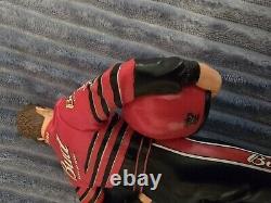 5 sur 14 jamais fabriqués 2001 Collectibles de personnage Dale Earnhardt Jr tenant un casque