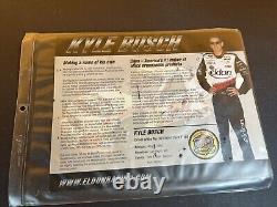 AUTOGRAPHIÉ Kyle Busch 2001 Voitures Héros Roush 99 Série de camions NASCAR RARE Jeune