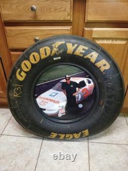 Affichage de pneu usagé de course Goodyear de Dale Earnhardt Sr Souvenirs de la Coupe Winston 27