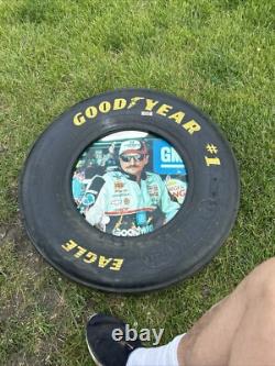 Affichage de pneu utilisé en course Goodyear de Dale Earnhardt Sr Souvenirs de la Winston Cup 27