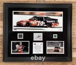 Affichage du championnat NASCAR signé par Tony Stewart avec un pneu utilisé en course et un drapeau vert