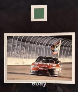 Affichage du championnat NASCAR signé par Tony Stewart avec un pneu utilisé en course et un drapeau vert