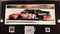 Affichage du championnat NASCAR signé par Tony Stewart avec un pneu utilisé en course et un drapeau vert