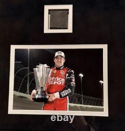 Affichage du championnat NASCAR signé par Tony Stewart avec un pneu utilisé en course et un drapeau vert