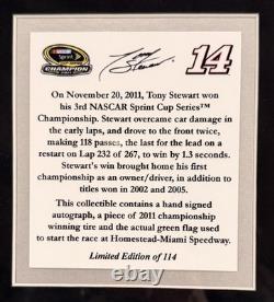 Affichage du championnat NASCAR signé par Tony Stewart avec un pneu utilisé en course et un drapeau vert