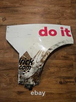 Alex Bowman PIECE DE MÉTAL DE QUART ARRIÈRE UTILISÉE EN COURSE 2022 #48 Ally Daytona