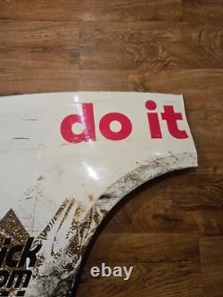 Alex Bowman PIECE DE MÉTAL DE QUART ARRIÈRE UTILISÉE EN COURSE 2022 #48 Ally Daytona