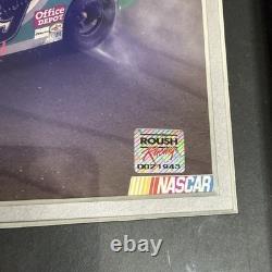 Carl Edwards #99 Photo encadrée Mounted Memories avec morceau de pneu utilisé en course 27/399