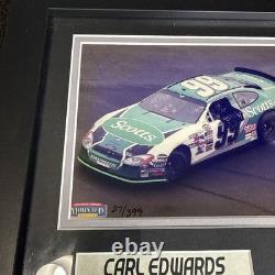 Carl Edwards #99 Photo encadrée Mounted Memories avec morceau de pneu utilisé en course 27/399