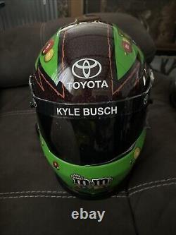 Casque de taille réelle rare de Kyle Busch en M&M's croustillants de 2015