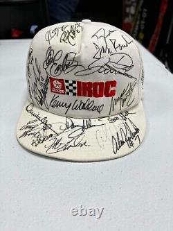Casquette officielle non utilisée signée par plus de 20 légendes de NASCAR/IROC du début des années 90