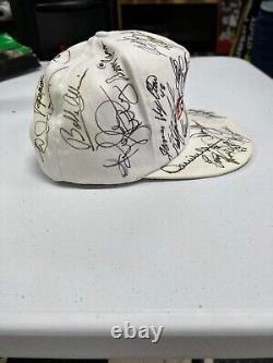 Casquette officielle non utilisée signée par plus de 20 légendes de NASCAR/IROC du début des années 90