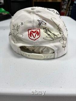 Casquette officielle non utilisée signée par plus de 20 légendes de NASCAR/IROC du début des années 90