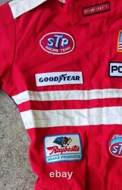 Combi et casque de course vintage des pilotes NASCAR heureux