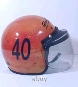 Combi et casque de course vintage des pilotes NASCAR heureux