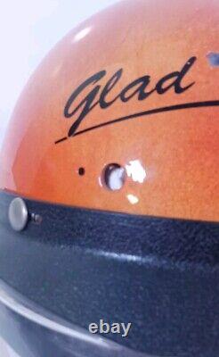 Combi et casque de course vintage des pilotes NASCAR heureux