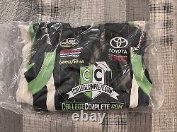 Combinaison de course Toyota complète de Justin Lofton en 2011 NASCAR