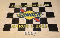 DRAPEAU À CARREAUX RARE SAMMY SMITH 2023 COURSE XFINITY NASCAR SIGNÉ PAR LE GAGNANT OBO