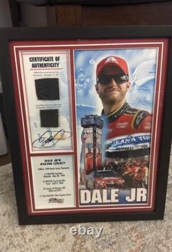 Dale Earnhardt Jr. Combinaison de course utilisée et pneu Homestead Miami 2017 encadré avec certificat d'authenticité