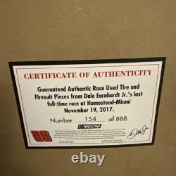 Dale Earnhardt Jr. Combinaison de course utilisée et pneu Homestead Miami 2017 encadré avec certificat d'authenticité
