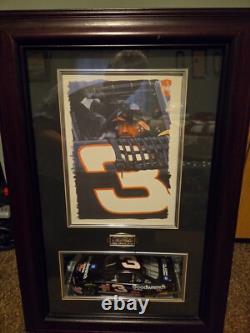 Dale Earnhardt l'Intimidateur avec photo et voiture dans un format de 15,5 x 23 x 4
