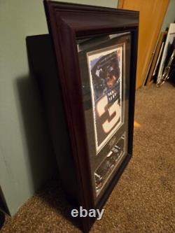 Dale Earnhardt l'Intimidateur avec photo et voiture dans un format de 15,5 x 23 x 4