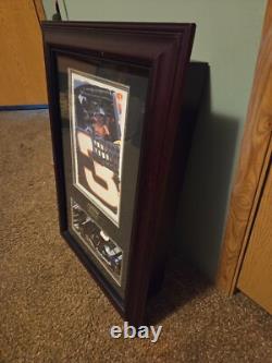 Dale Earnhardt l'Intimidateur avec photo et voiture dans un format de 15,5 x 23 x 4