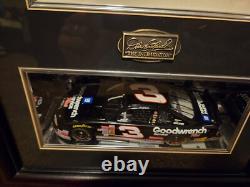 Dale Earnhardt l'Intimidateur avec photo et voiture dans un format de 15,5 x 23 x 4