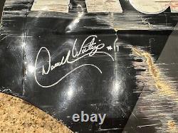 Darrell Waltrip #17 WESTERN AUTO PARTS Feuille Métallique Utilisée en Course Signée 27X18