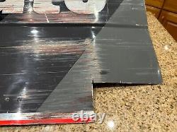 Darrell Waltrip #17 WESTERN AUTO PARTS Feuille Métallique Utilisée en Course Signée 27X18