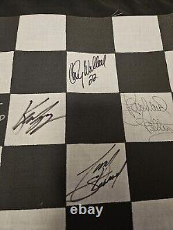 Drapeau à damier signé Nascar signé par 8. Richard Petty, Tony Stewart, Kasey Kahne