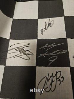 Drapeau à damier signé Nascar signé par 8. Richard Petty, Tony Stewart, Kasey Kahne