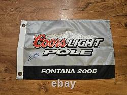 Drapeau de victoire Coors Pole 2008 à Fontana signé par Jimmie Johnson - Utilisé en course, pas en tôle.