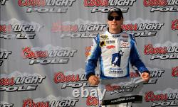 Drapeau de victoire Coors Pole 2008 à Fontana signé par Jimmie Johnson - Utilisé en course, pas en tôle.