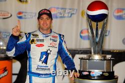 Drapeau de victoire Coors Pole 2008 à Fontana signé par Jimmie Johnson - Utilisé en course, pas en tôle.