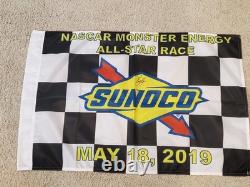 Drapeau de victoire signé utilisé lors de la course All Star 2019 de Kyle Larson
