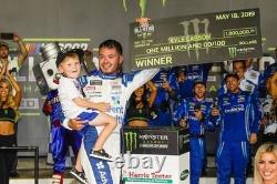 Drapeau de victoire signé utilisé lors de la course All Star 2019 de Kyle Larson