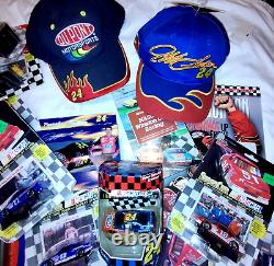 Énorme lot de 10 livres de souvenirs de Nascar, dont la plupart datent des années 1990 : voitures miniatures, cartes, casquettes, etc.