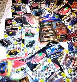 Énorme lot de 10 livres de souvenirs de Nascar, dont la plupart datent des années 1990 : voitures miniatures, cartes, casquettes, etc.