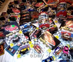 Énorme lot de 10 livres de souvenirs de Nascar, dont la plupart datent des années 1990 : voitures miniatures, cartes, casquettes, etc.