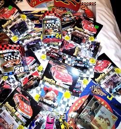 Énorme lot de 10 livres de souvenirs de Nascar, dont la plupart datent des années 1990 : voitures miniatures, cartes, casquettes, etc.