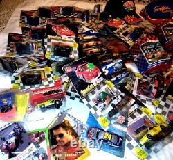 Énorme lot de 10 livres de souvenirs de Nascar, dont la plupart datent des années 1990 : voitures miniatures, cartes, casquettes, etc.