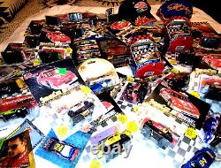 Énorme lot de 10 livres de souvenirs de Nascar, dont la plupart datent des années 1990 : voitures miniatures, cartes, casquettes, etc.