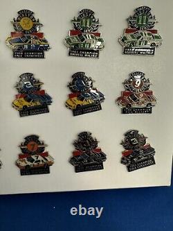Ensemble complet d'épingles vintage des champions de la série NASCAR Winston Cup de 1971 à 1994, affichage de 24 pièces Ensemble complet d'épingles vintage des champions de la série NASCAR Winston Cup de 1971 à 1994, affichage de 24 pièces