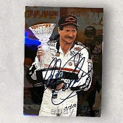Hommage de Dale Earnhardt aux plus grands de la course 1996 SCOREBOARD COA carte signée GOLDIN