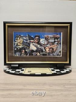 Impression encadrée de Dale Earnhardt Sr. par Thomas Pacconi avec étagère à damier