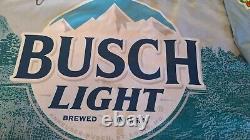 Kevin Harvick a signé un t-shirt d'équipage Busch Light utilisé en course de taille XL.